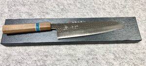 Yu Kurosaki Gyuto R2/SPG2 acélból, "Senko” kalapált , Diófából   készült markolat, türkiz betéttel.