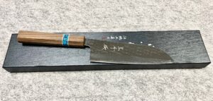 Yu Kurosaki  Santoku   R2/SPG2 acélból, "Senko"  kalapált  Diófából készült markolat, türkiz betéttel.