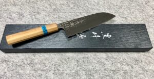 Yu Kurosaki Santoku  R2/SPG2 acélból, "Senko"  kalapált  Olajfából  készült markolat, türkiz betéttel.