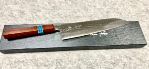 Yu Kurosaki Gyuto R2/SPG2 acélból, "Senko” kalapált, Padukfából  készült markolat, türkiz betéttel.